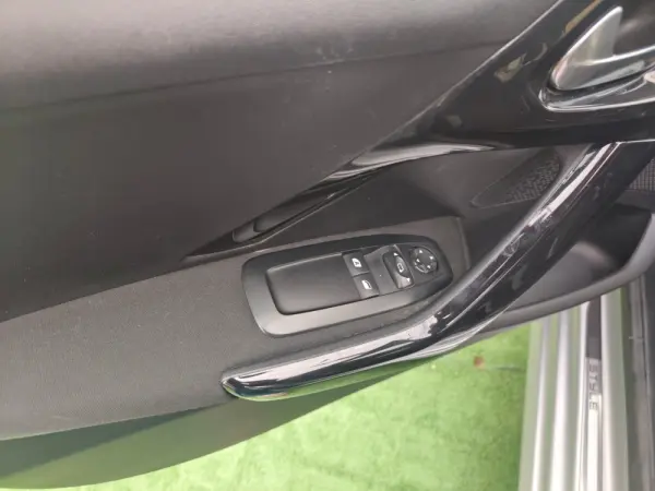 Peugeot 208 1.6 BlueHDi Style 18