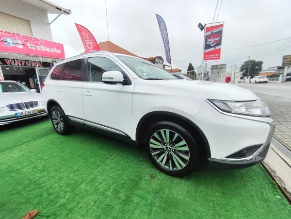 Mitsubishi Outlander 2.0 Kaiteki CVT 7 LUGARES 10