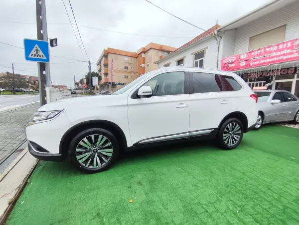 Mitsubishi Outlander 2.0 Kaiteki CVT 7 LUGARES 5