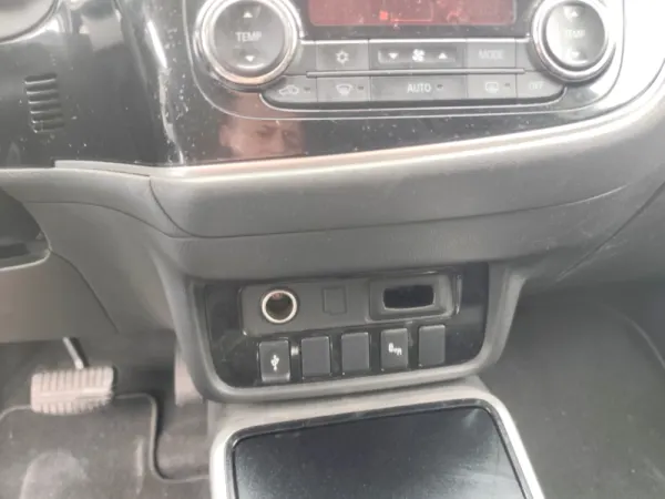 Mitsubishi Outlander 2.0 Kaiteki CVT 7 LUGARES 19