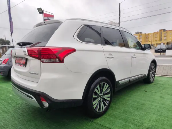 Mitsubishi Outlander 2.0 Kaiteki CVT 7 LUGARES 8
