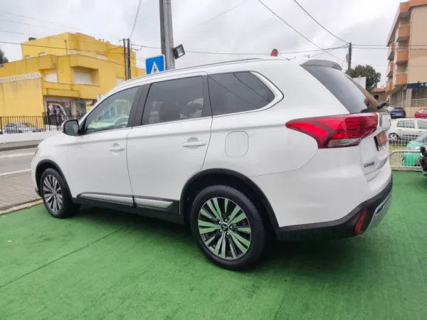 Mitsubishi Outlander 2.0 Kaiteki CVT 7 LUGARES 6