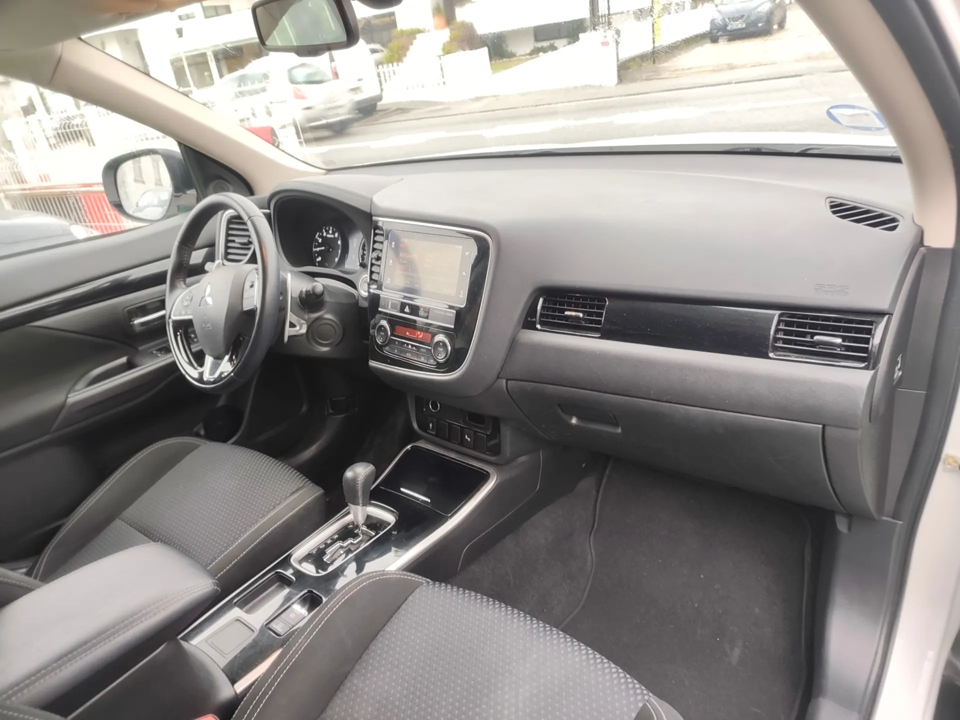 Mitsubishi Outlander 2.0 Kaiteki CVT 7 LUGARES 32