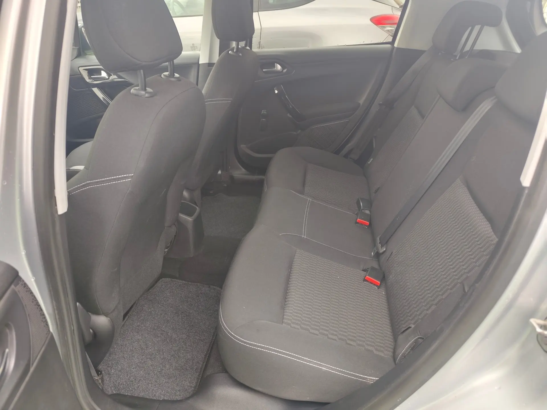 Peugeot 208 1.6 BlueHDi Style 16