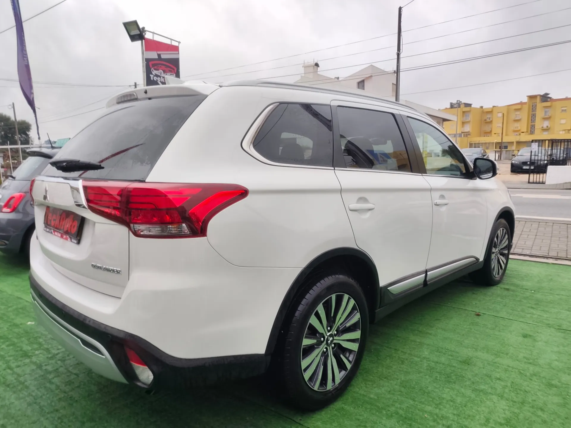 Mitsubishi Outlander 2.0 Kaiteki CVT 7 LUGARES 11