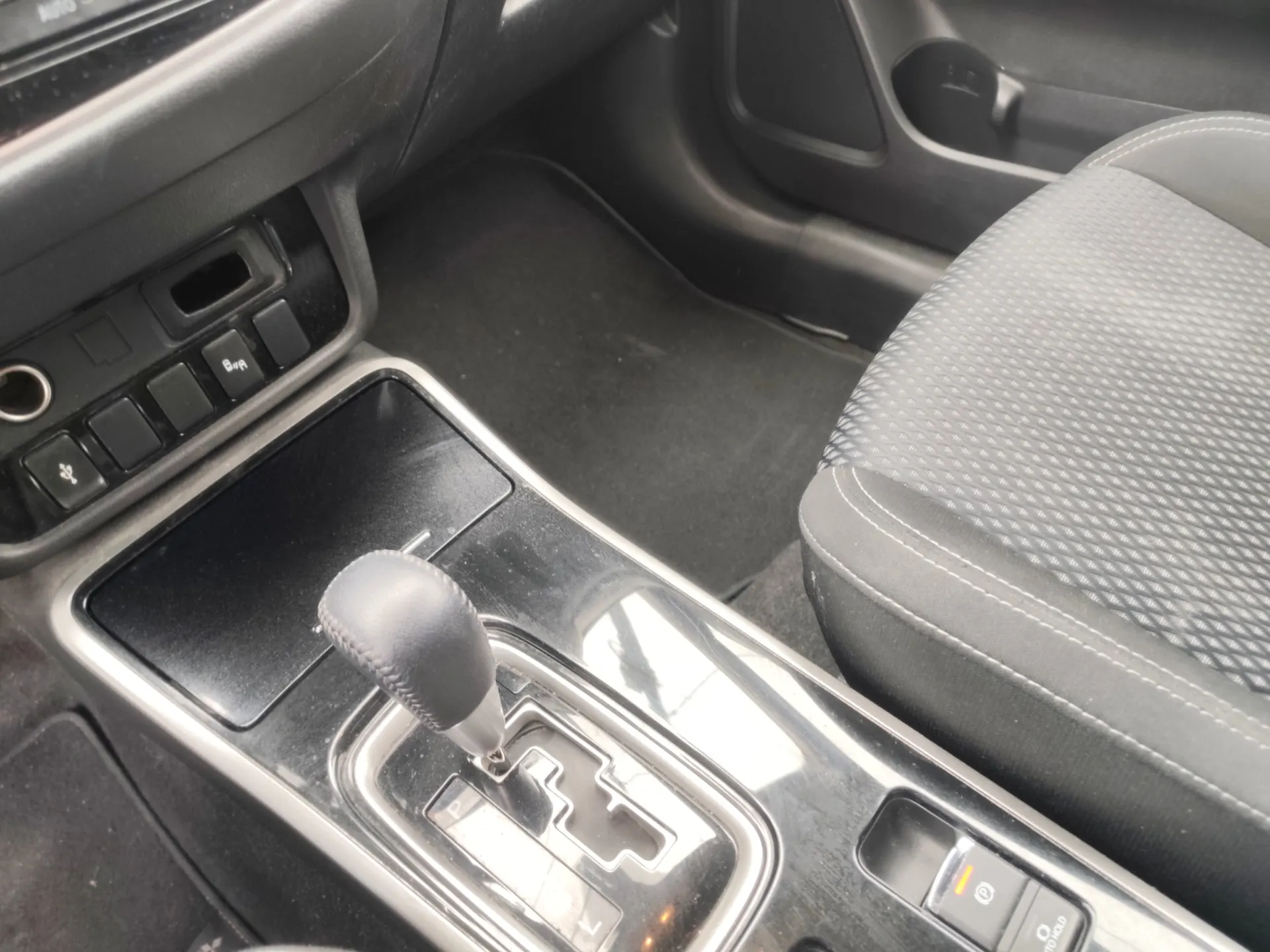 Mitsubishi Outlander 2.0 Kaiteki CVT 7 LUGARES 20