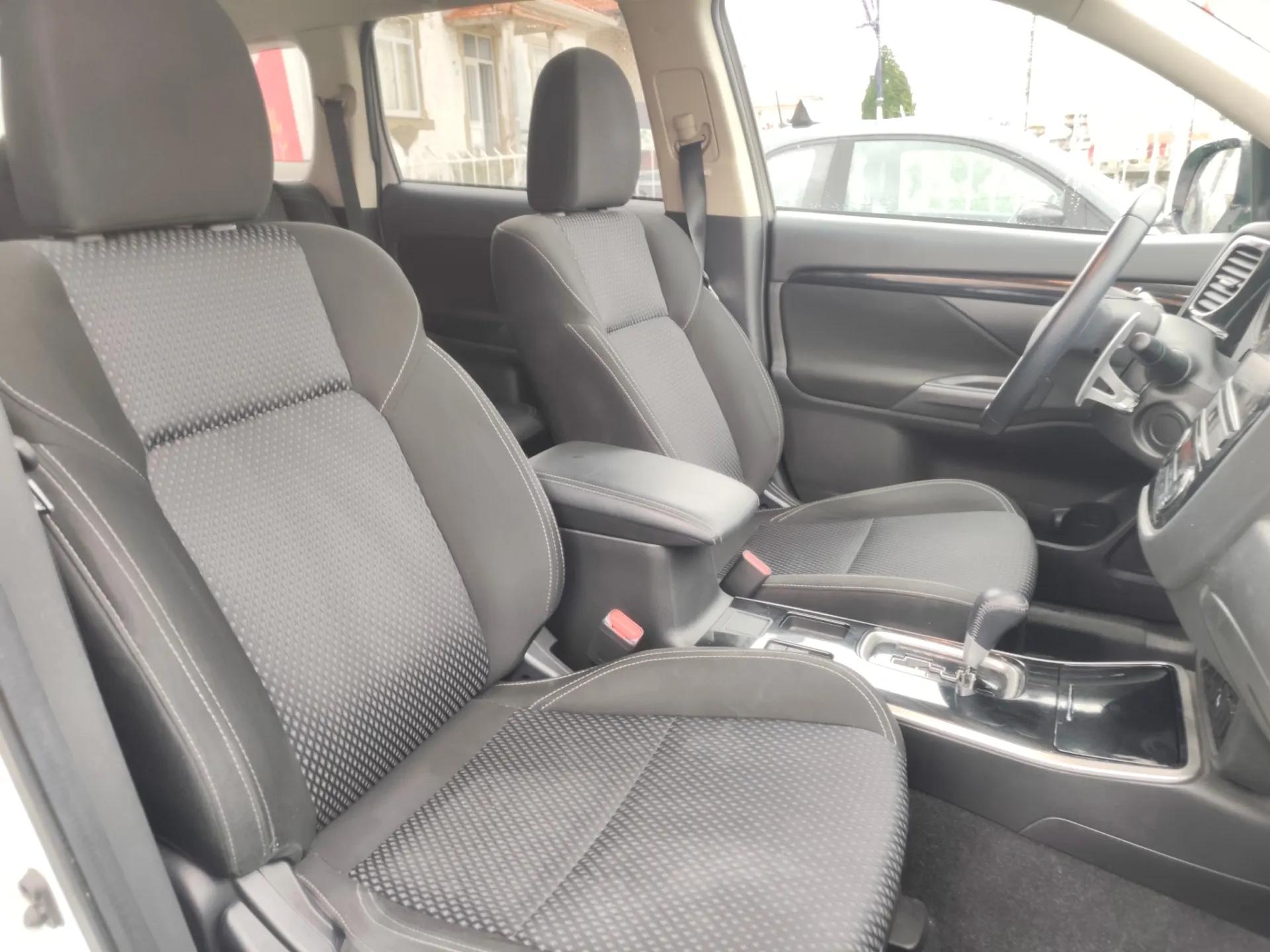 Mitsubishi Outlander 2.0 Kaiteki CVT 7 LUGARES 33