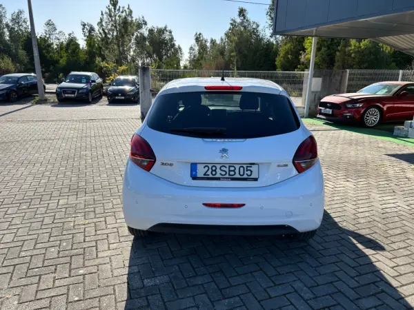 Peugeot 208 1.6 BlueHDi Style 6