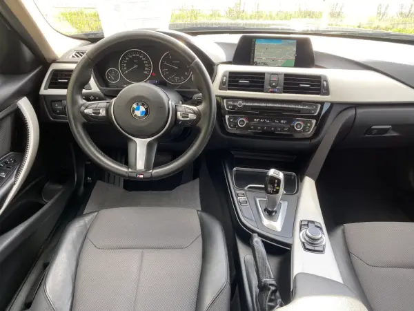 BMW 320 d Touring Advantage Auto 10