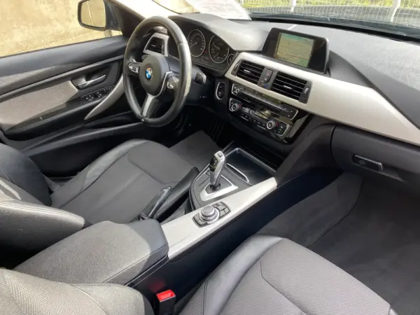 BMW 320 d Touring Advantage Auto 11