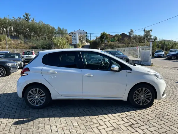 Peugeot 208 1.6 BlueHDi Style 4