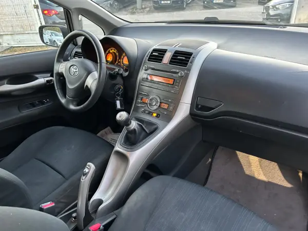 Toyota Auris 1.4 VVT-i Sol 11