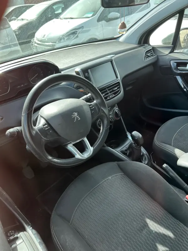 Peugeot 208 1.6 BlueHDi Style 6