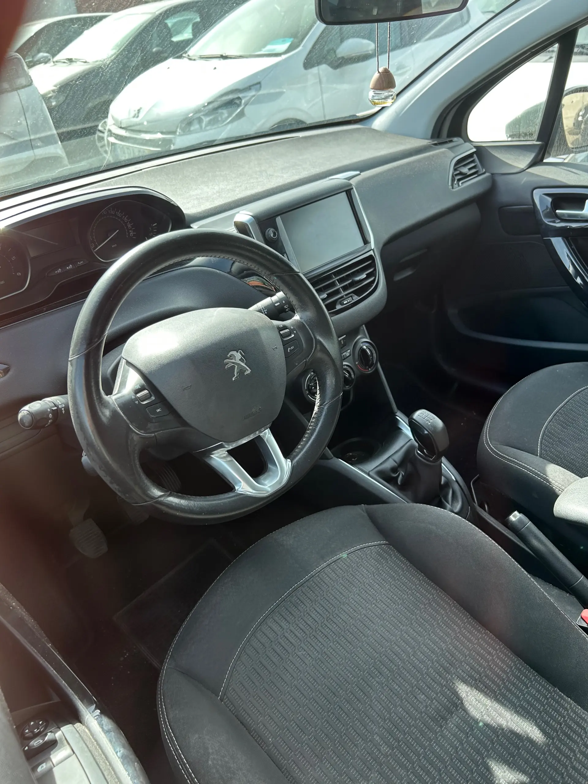 Peugeot 208 1.6 BlueHDi Style 6