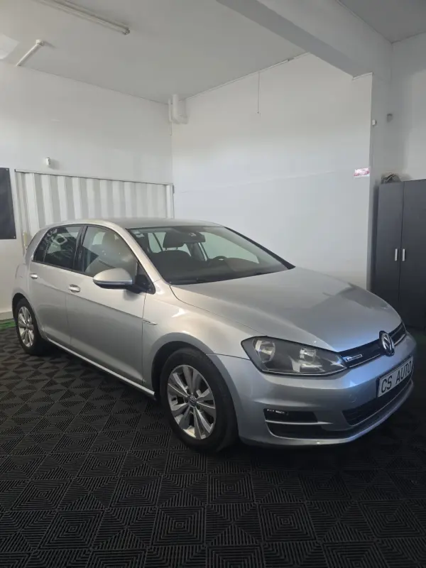 Volkswagen Golf 1.6 TDi Highline 2
