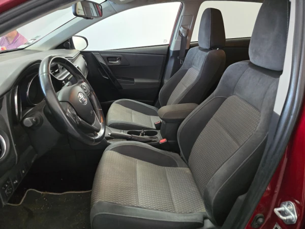 Toyota Auris 1.8 HSD Comfort +P.Techno+P.Sport 9