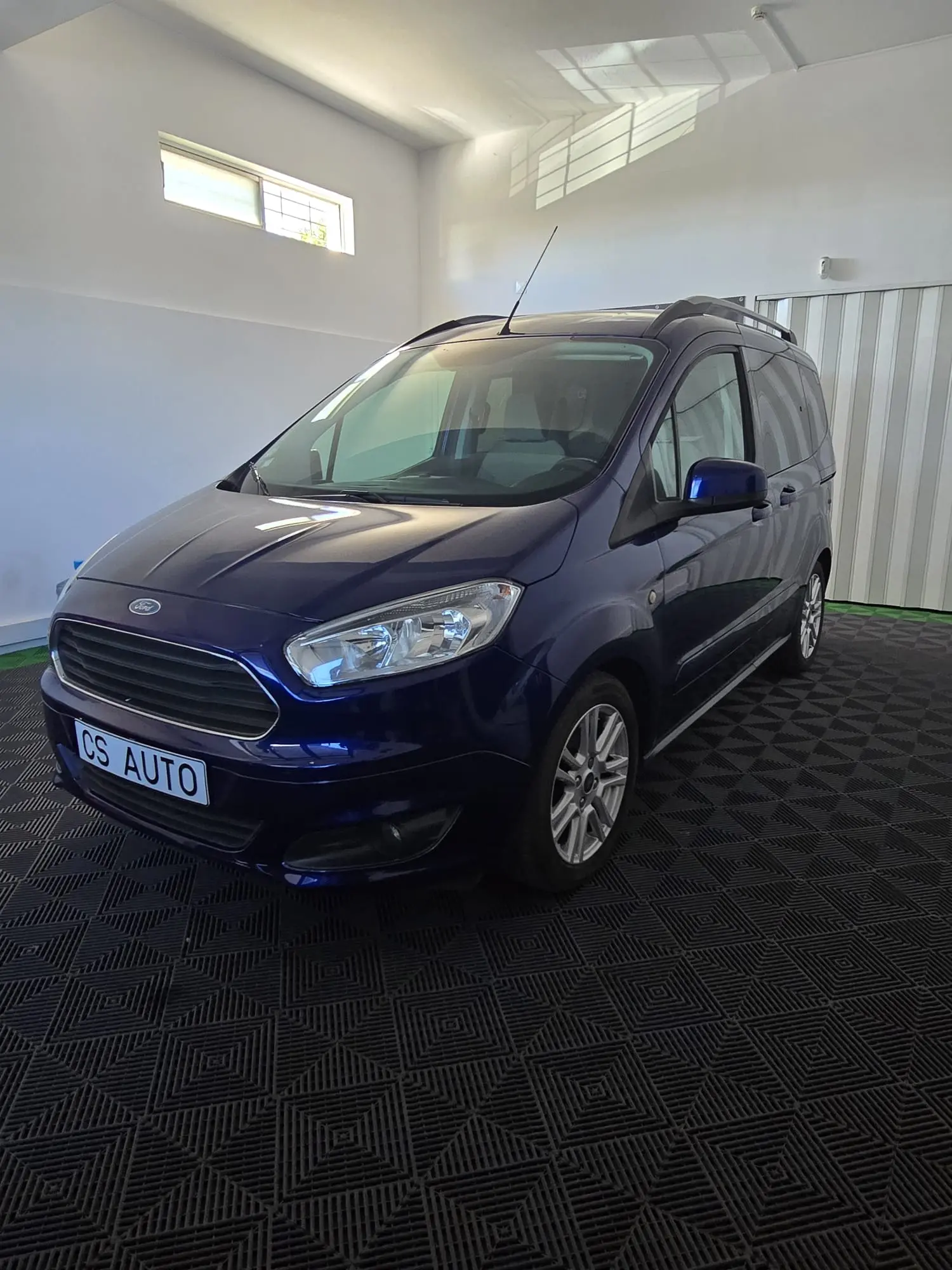 Ford Tourneo Courier 1.0 EcoBoost Titanium 1