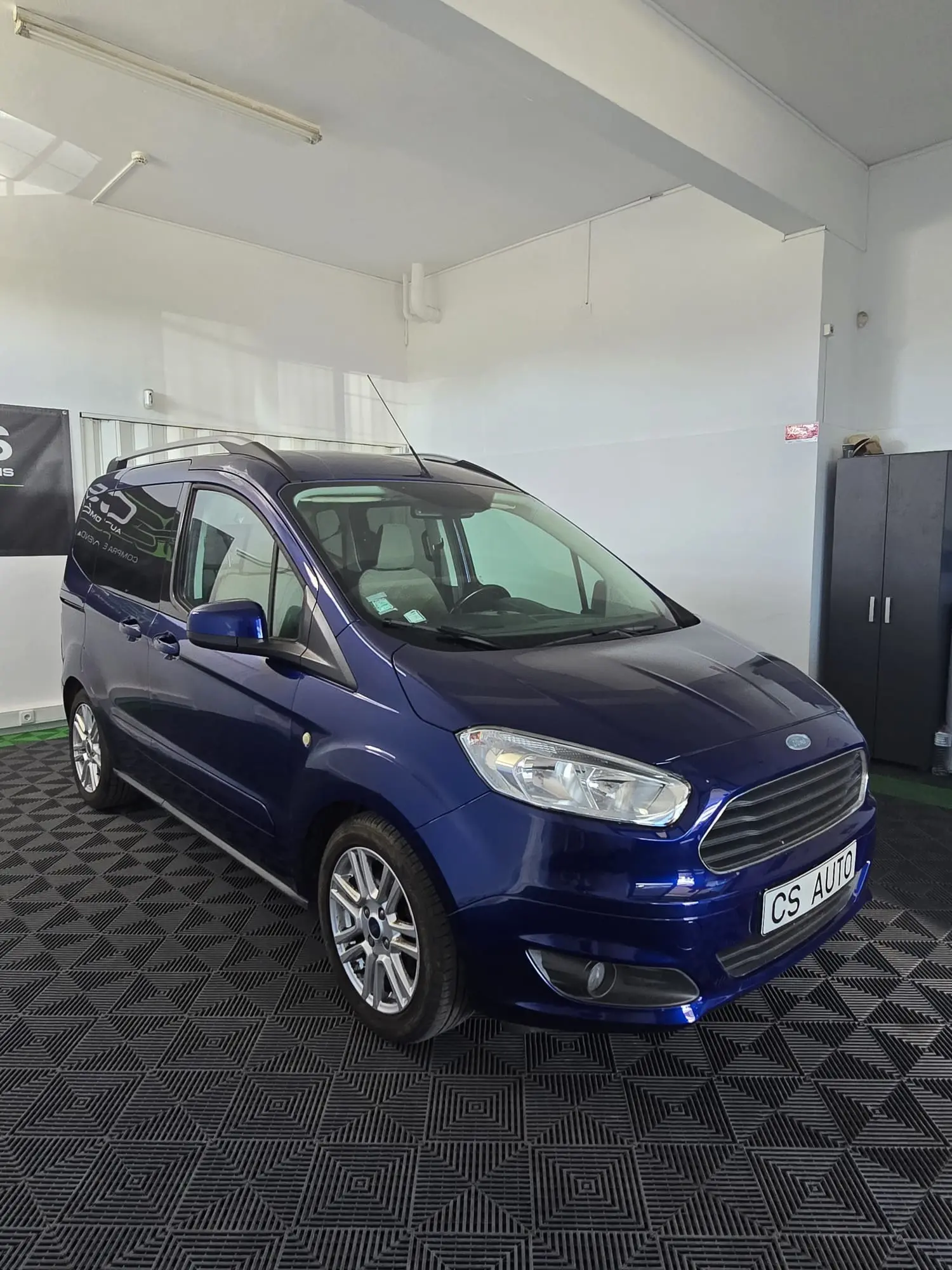 Ford Tourneo Courier 1.0 EcoBoost Titanium 2