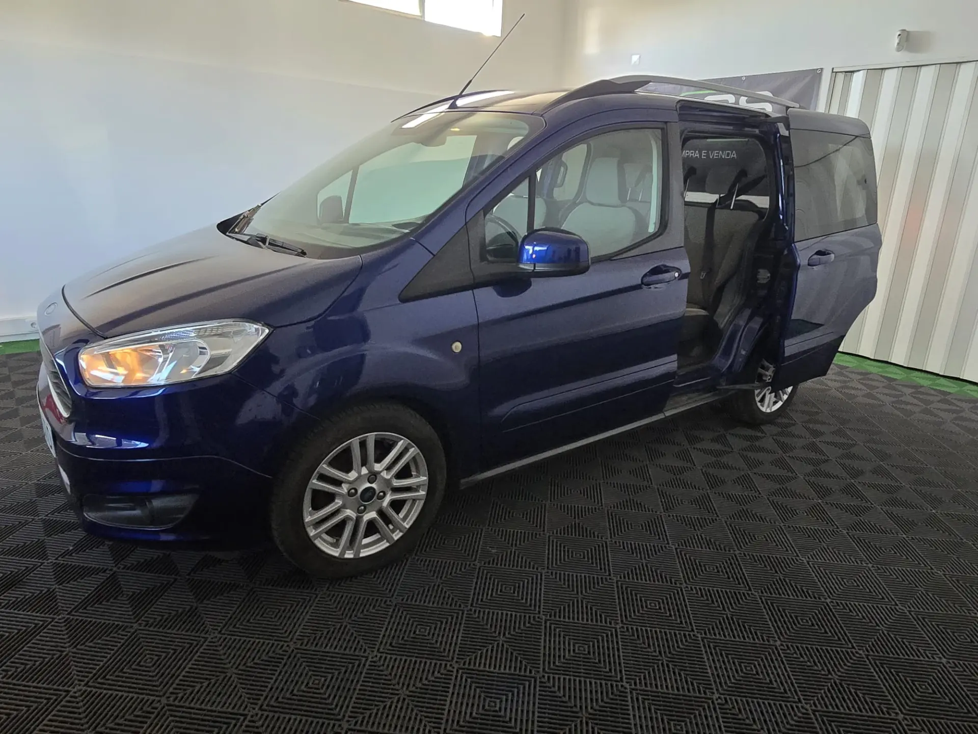 Ford Tourneo Courier 1.0 EcoBoost Titanium 4