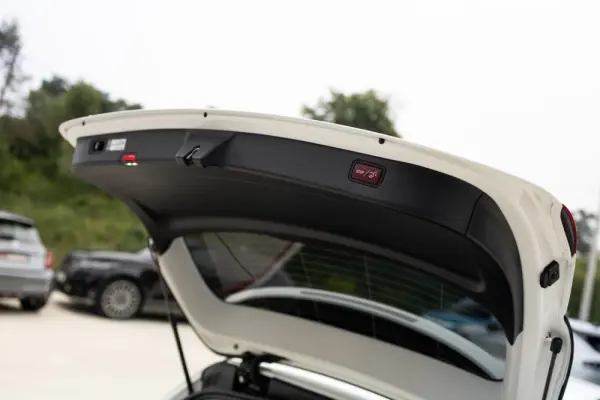 Mercedes-Benz C 300 e Avantgarde 29