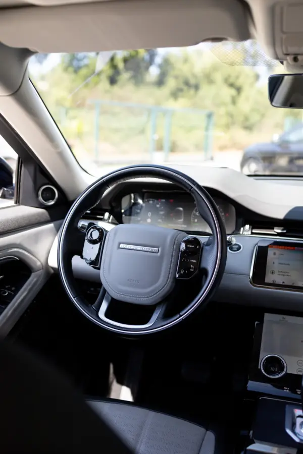 Land Rover Range Rover Evoque P300e R-Dynamic HSE 40