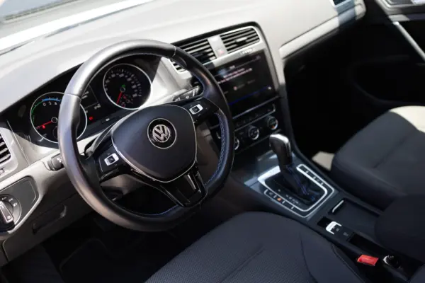 Volkswagen e-Golf Standard 12