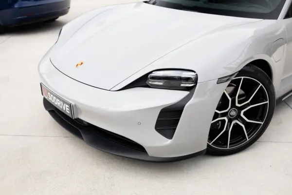 Porsche Taycan Sport Turismo Outro 8