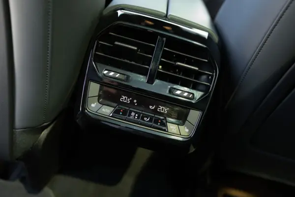 BMW iX xDrive 40 Pack Desportivo 31