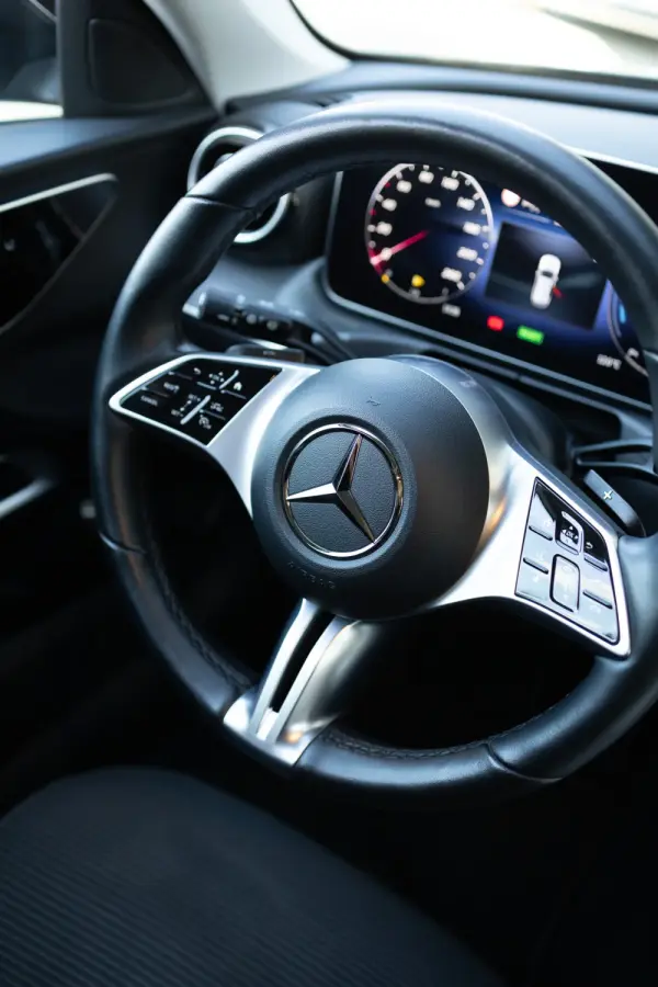 Mercedes-Benz C 300 e Avantgarde 37