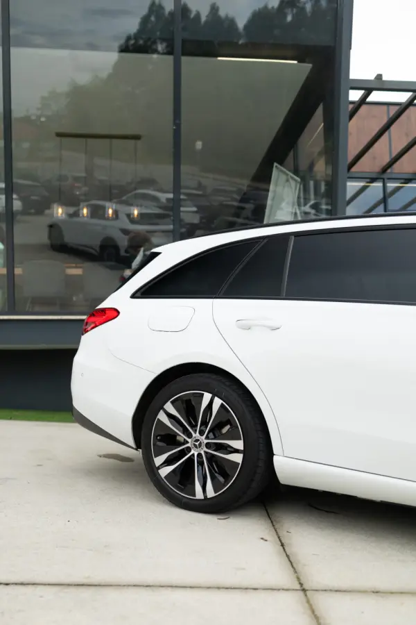 Mercedes-Benz C 300 e Avantgarde 17