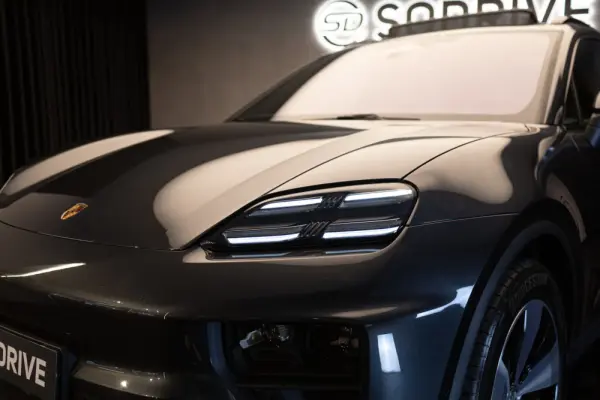 Porsche Macan Electric 4 6