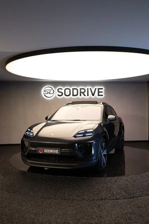 Porsche Macan Electric 4 8