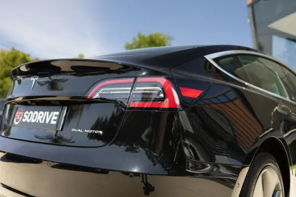 Tesla Model 3 Long-Range Dual Motor AWD 18