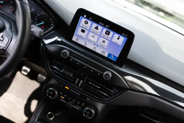 Ford Focus 1.0 EcoBoost S&S ST-LINE 8
