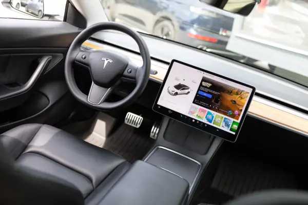 Tesla Model 3 Standard Range Plus RWD 2