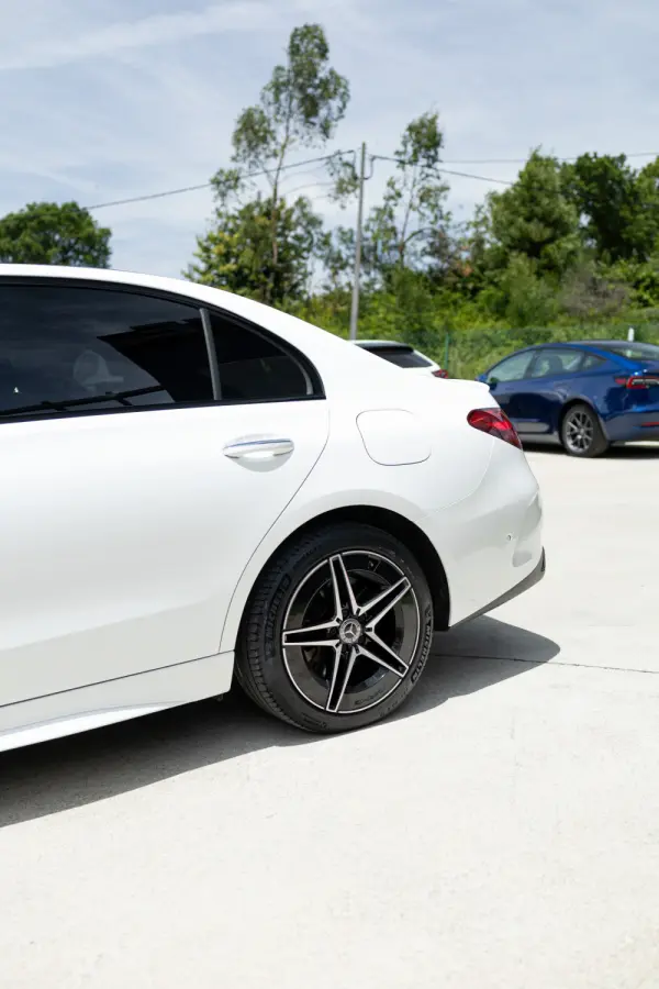 Mercedes-Benz C 300 e AMG Line 14