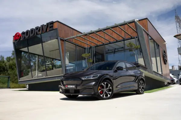 Ford Mustang Mach-E 75.7 kWh Premium AWD 1