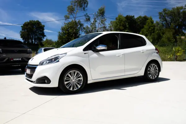 Peugeot 208 1.6 BlueHDi Style 4