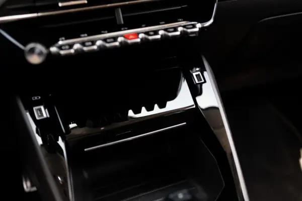 Peugeot e-2008 Allure 24