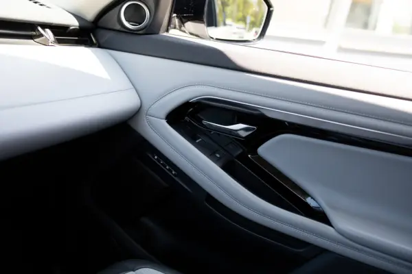 Land Rover Range Rover Evoque P300e R-Dynamic HSE 27