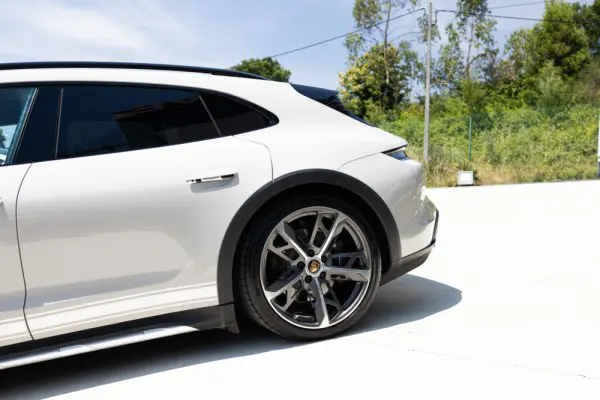 Porsche Taycan Cross Turismo 4 8