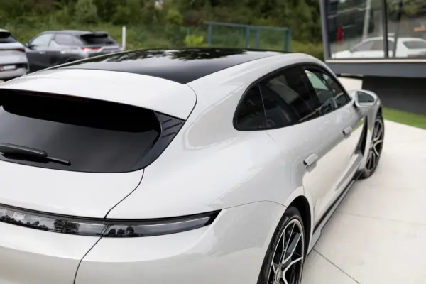 Porsche Taycan Sport Turismo Outro 44