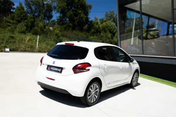 Peugeot 208 1.6 BlueHDi Style 6