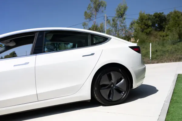 Tesla Model 3 Long-Range Dual Motor AWD 12