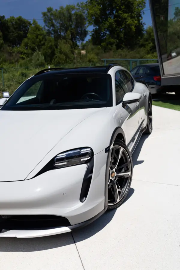 Porsche Taycan Cross Turismo 4 18