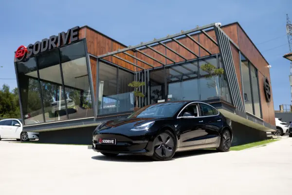 Tesla Model 3 Long-Range Dual Motor AWD 1