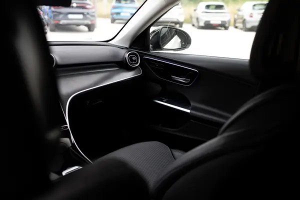 Mercedes-Benz C 300 e Avantgarde 26