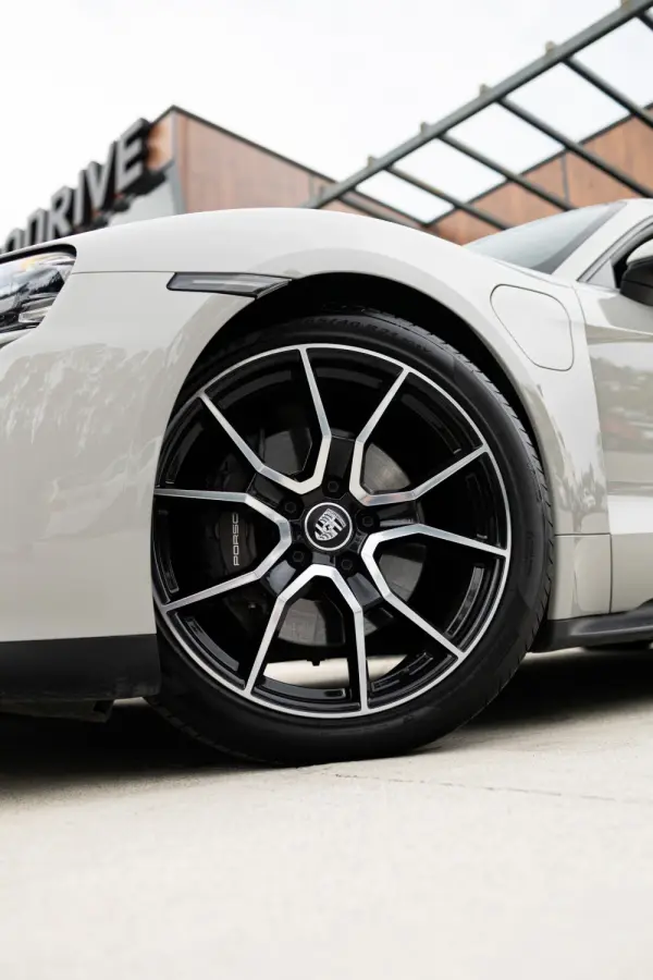 Porsche Taycan Sport Turismo Outro 42