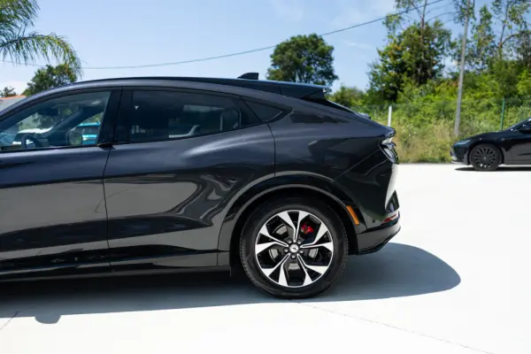 Ford Mustang Mach-E 75.7 kWh Premium AWD 10