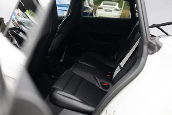 Porsche Taycan Sport Turismo Outro 28